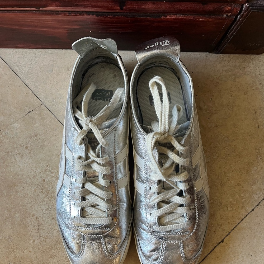 Onitsuka Tiger Silver Sneakers Sleek and Stylish